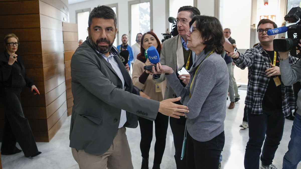 Carlos Mazón evita contestar las preguntas de los medios de comunicación en las Corts.