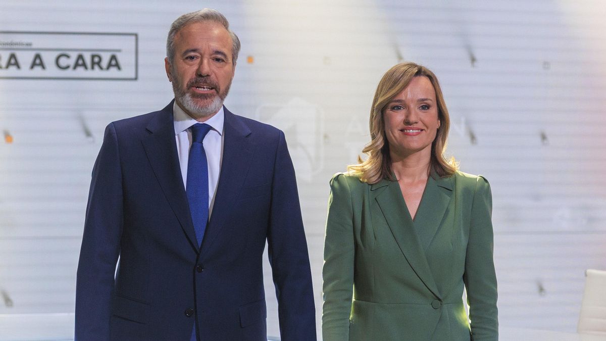 Imagen de archivo (26/01/2026) del candidato a la presidencia de Aragón por el PP, Jorge Azcón (i), y la candidata del PSOE, Pilar Alegría (d), en el plató de Aragón TV antes de comenzar un debate cara a cara, en Zaragoza. EFE/ Javier Cebollada