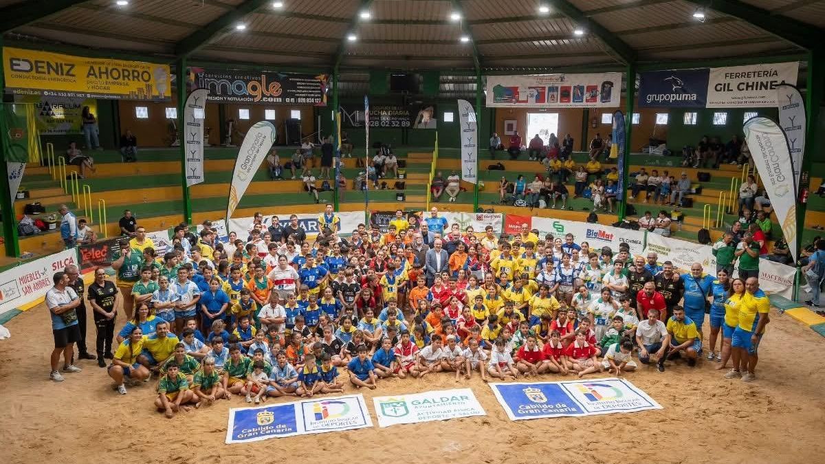 Alumnos y alumnas de las escuelas de lucha canaria en Gran Canaria.