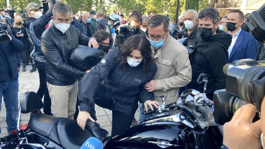 Ayuso desmonta de la moto en Valdemoro.