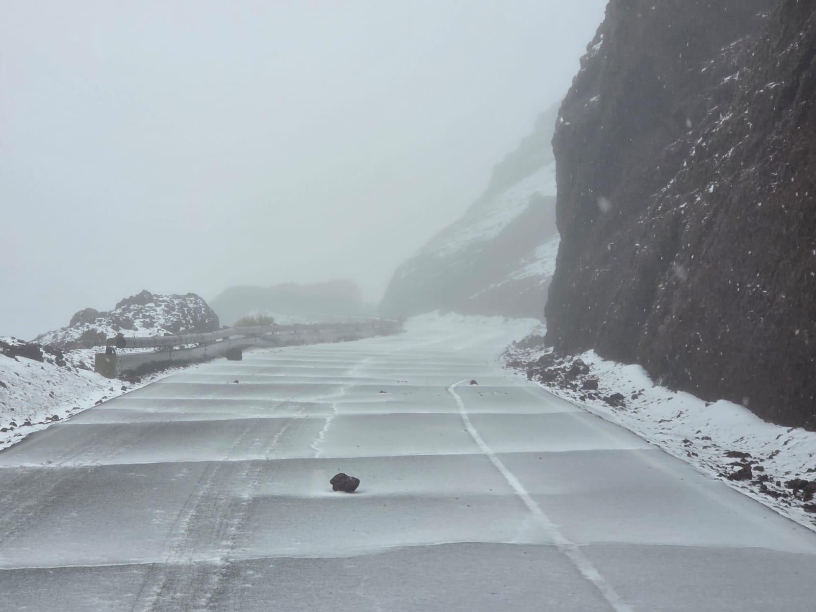 Carretera LP-4 de acceso al Roque de Los Muchachos, en la tarde de este miércoles, con una capa de nieve.