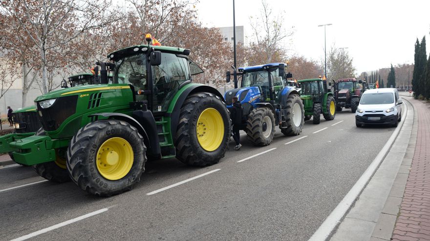 Tractores durante una manifestación de agricultores por una calle de Zaragoza, a 6 de febrero de 2024, en Zaragoza, Aragón