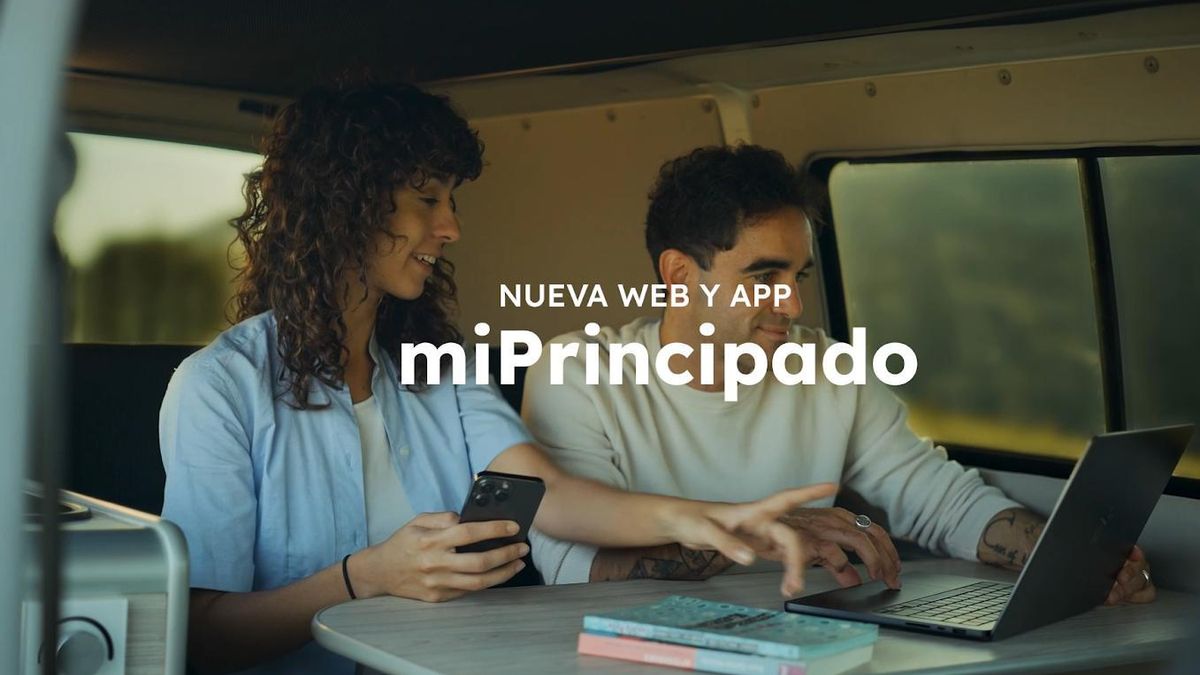 Dos personas usando la nueva web.