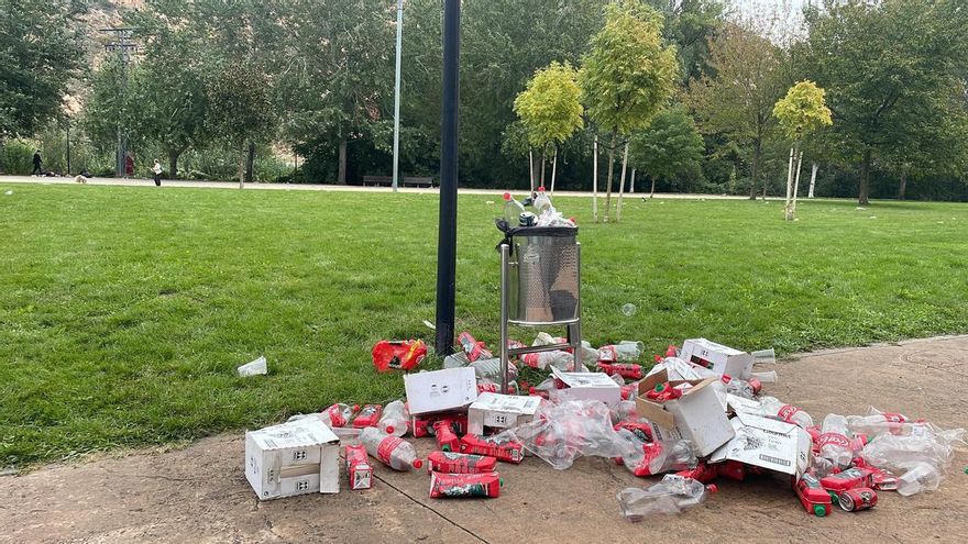 Basura y ruido cada noche en el Parque del Ebro por las fiestas de novatadas