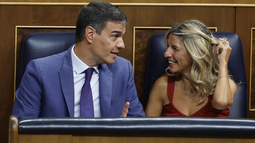 El presidente del Gobierno en funciones y diputado socialista Pedro Sánchez (i) y la ministra de Trabajo en funciones y diputada de Sumar Yolanda Díaz (d) en el Congreso. EFE/ Chema Moya