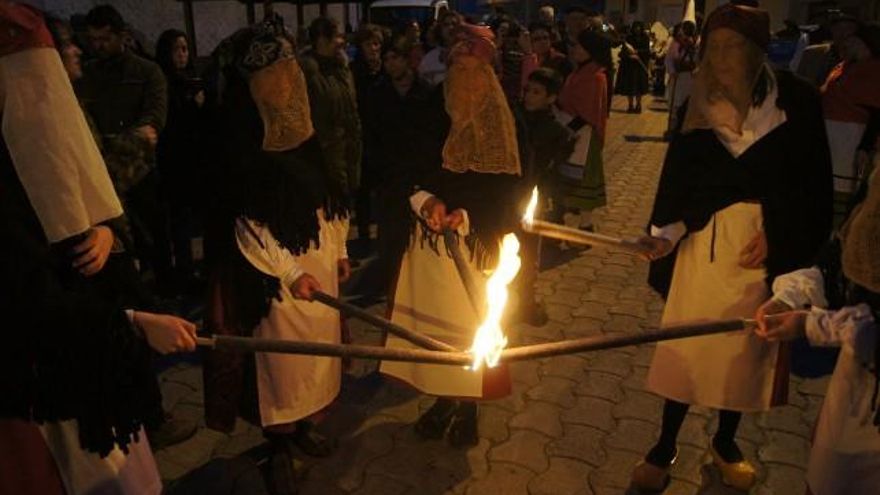 Fuego en el antruido de la Montaña de Riaño
