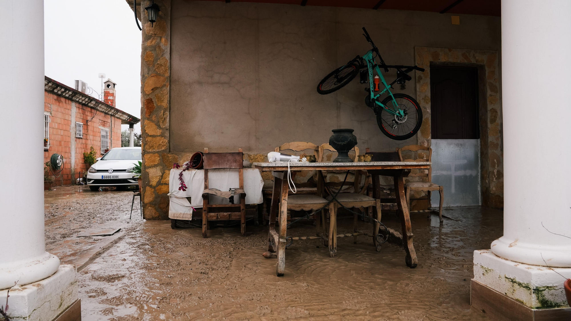 El lodo y el barro, dentro de las parcelas de las calles Perdiz y La Tórtola