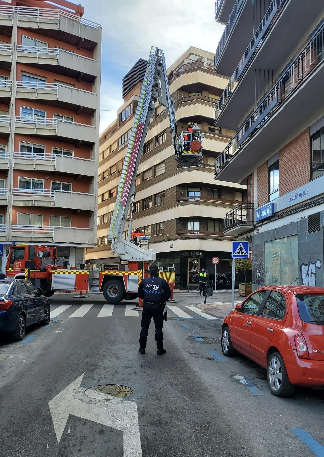 Bomberos actuando en el Parque de San Julián por caída de placas de hielo