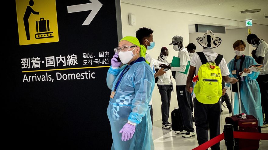 Funcionarios de salud japoneses reciben a pasajeros en el Aeropuerto Internacional de Narita, en Tokio, en una imagen de archivo. EFE/Juan Ignacio Roncoroni