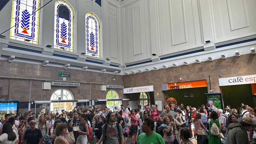 Retrasos de más de dos horas en la estación de tren de Vitoria obligan a hacer transbordos en autobús a varios destinos