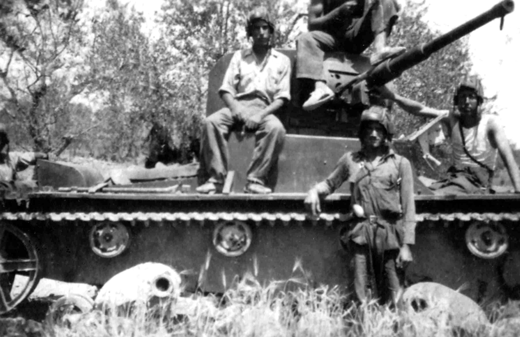 Con camisa blanca, Fernando Plaza García, en el frente catalán, apostado sobre un tanque en abril de 1938 junto a otros compañeros