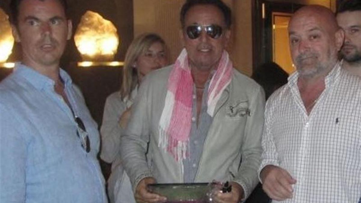Bruce Springsteen con la placa de Hijo Adoptivo de Peralejos de las Truchas / Ayuntamiento