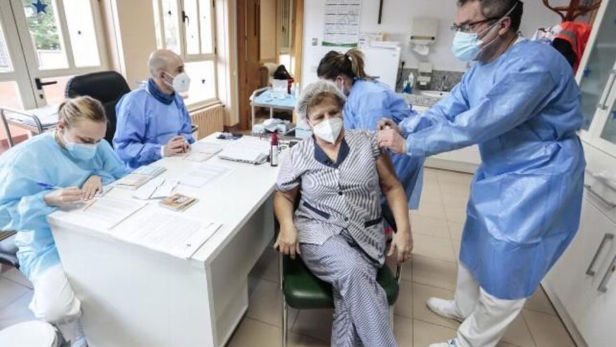 Primera trabajadora de la residencia San José de León en vacunarse contra la Covid.