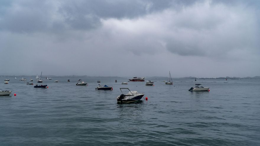 Varias barcas permanecen atracadas en Santander donde este viernes se han registrados lluvias y una bajada de temperaturas. EFE/ROMÁN G. AGUILERA