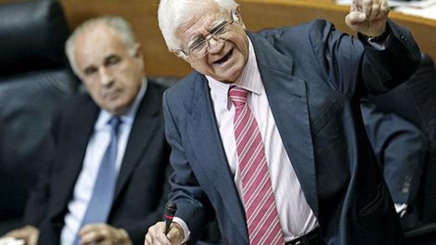 El exconseller José Ramón García Antón, de pie, junto al condenado Rafael Blasco, en las Corts Valencianes.