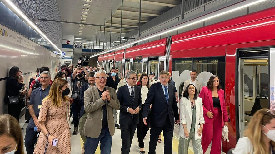 El president del Govern valencià, Ximo Puig, al costat de l'alcalde de València, Joan Ribó, i al costat de la resta d'autoritats en la posada en servei de la línia 10.