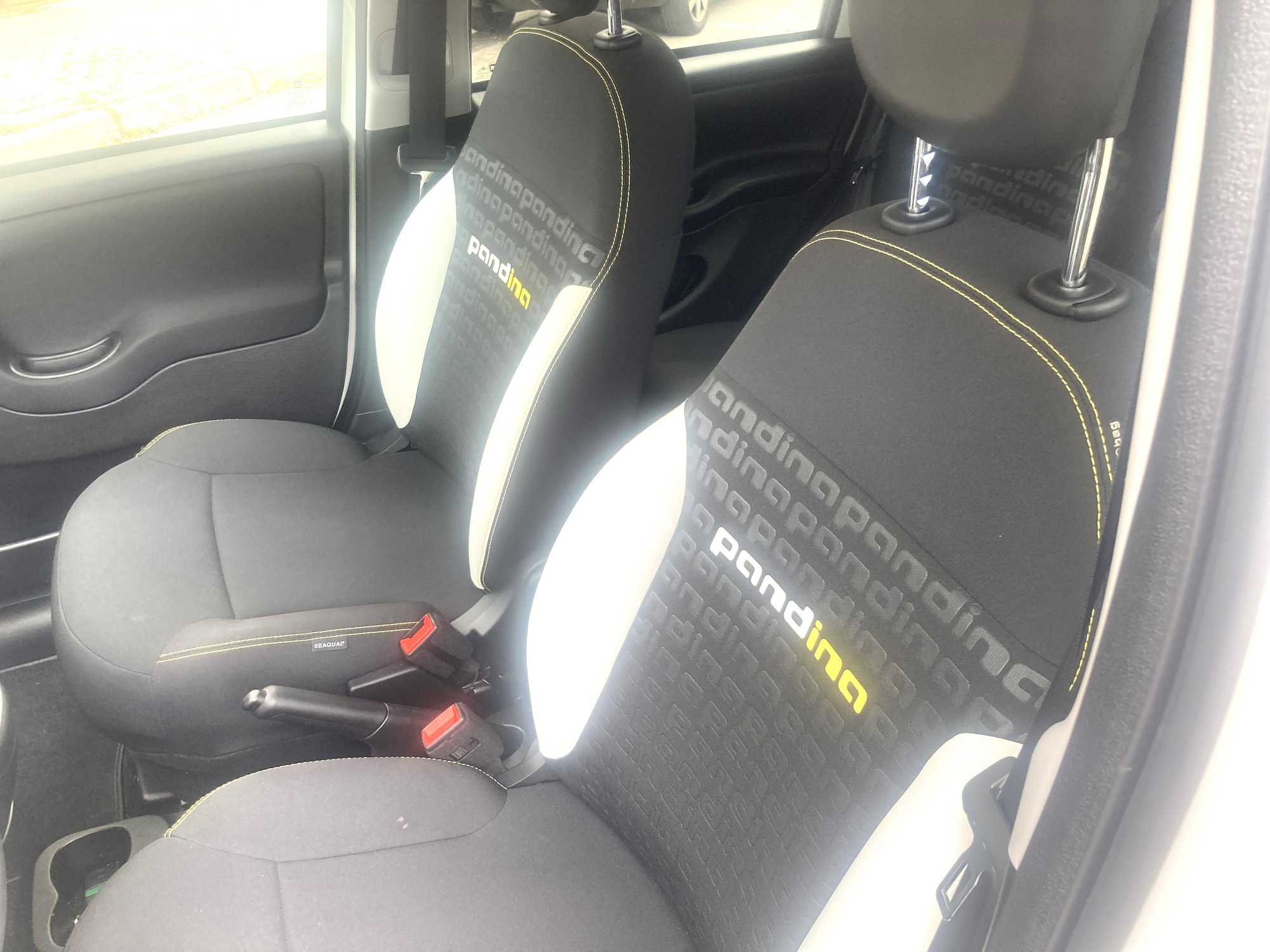 Los asientos delanteros son cómodos y vistosos gracias al monograma impreso en el respaldo.