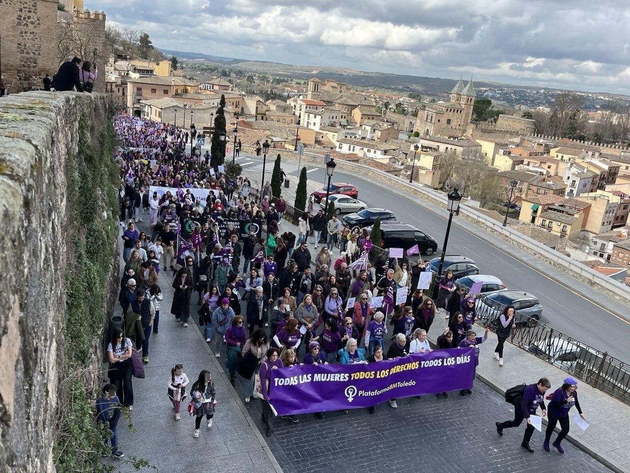 Manifestantes del 8M ascendiendo hasta la Plaza de Zocodover de Toledo