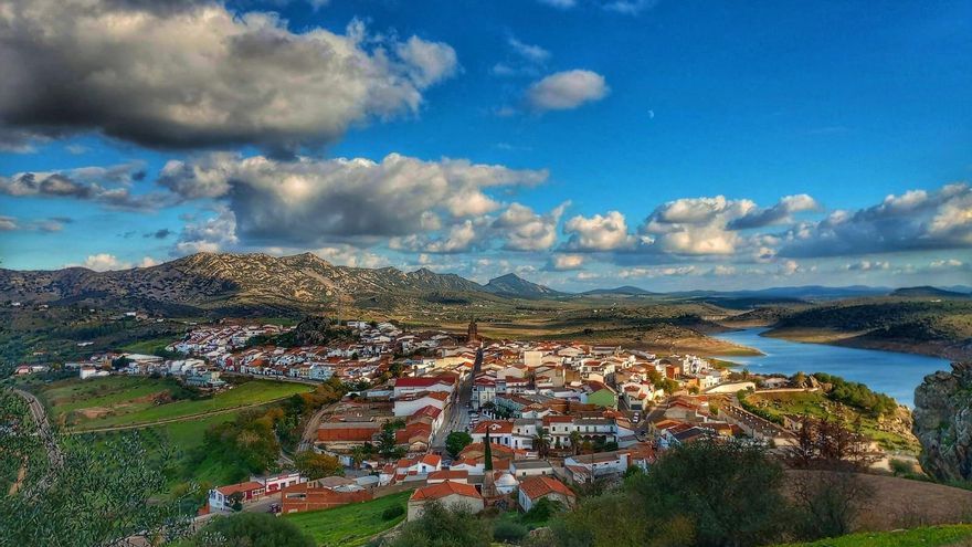 El pueblo de Extremadura perfecto para una escapada en otoño: termas, senderismo y naturaleza