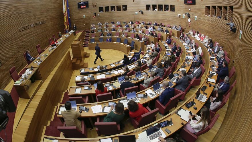 La oposición critica que la ley de acompañamiento encubre el control político de la televisión pública y beneficia a las casas de apuestas
