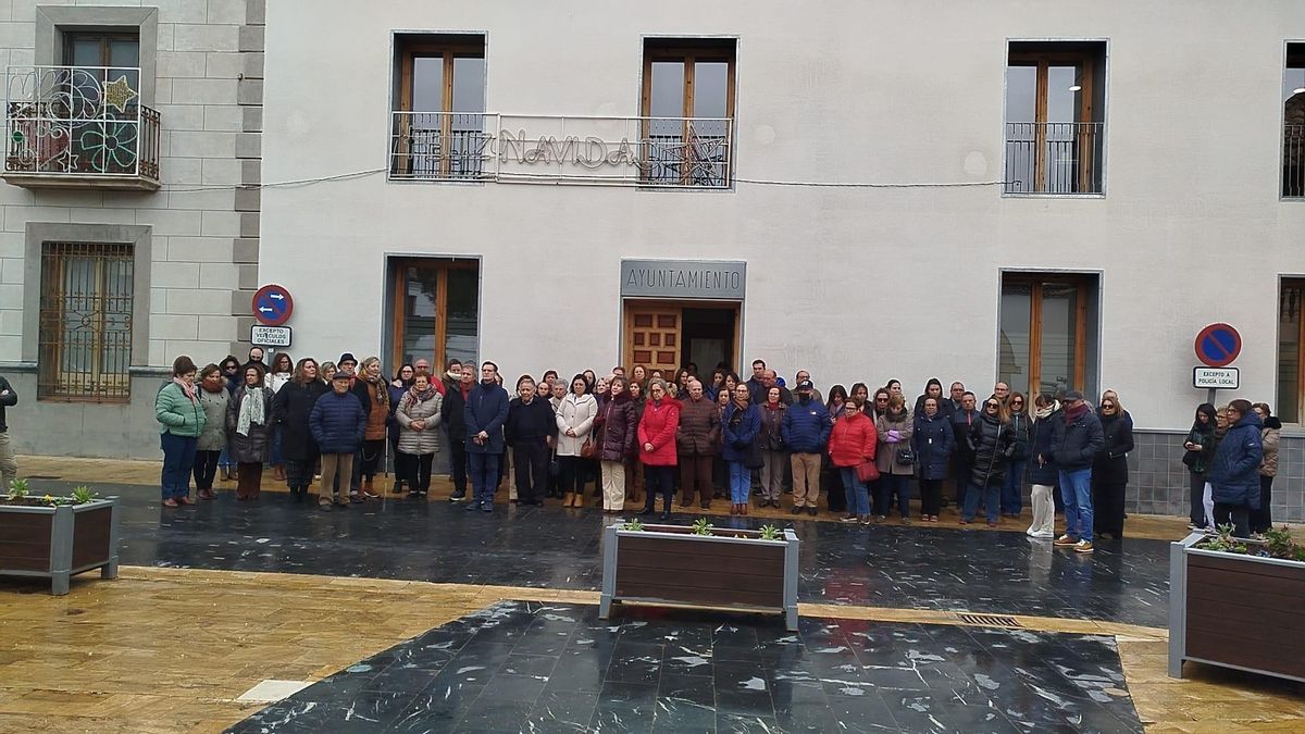 Miguel Esteban guarda un minuto de silencio en memoria de las víctimas del accidente ferroviario de Adamuz