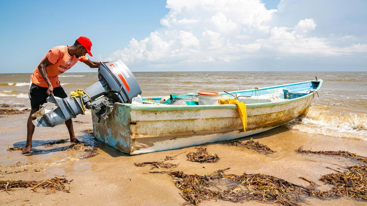 Un pescador se prepara para salir a pescar en Icacos (Trinidad y Tobago), en una imagen del 20 de septiembre de 2025