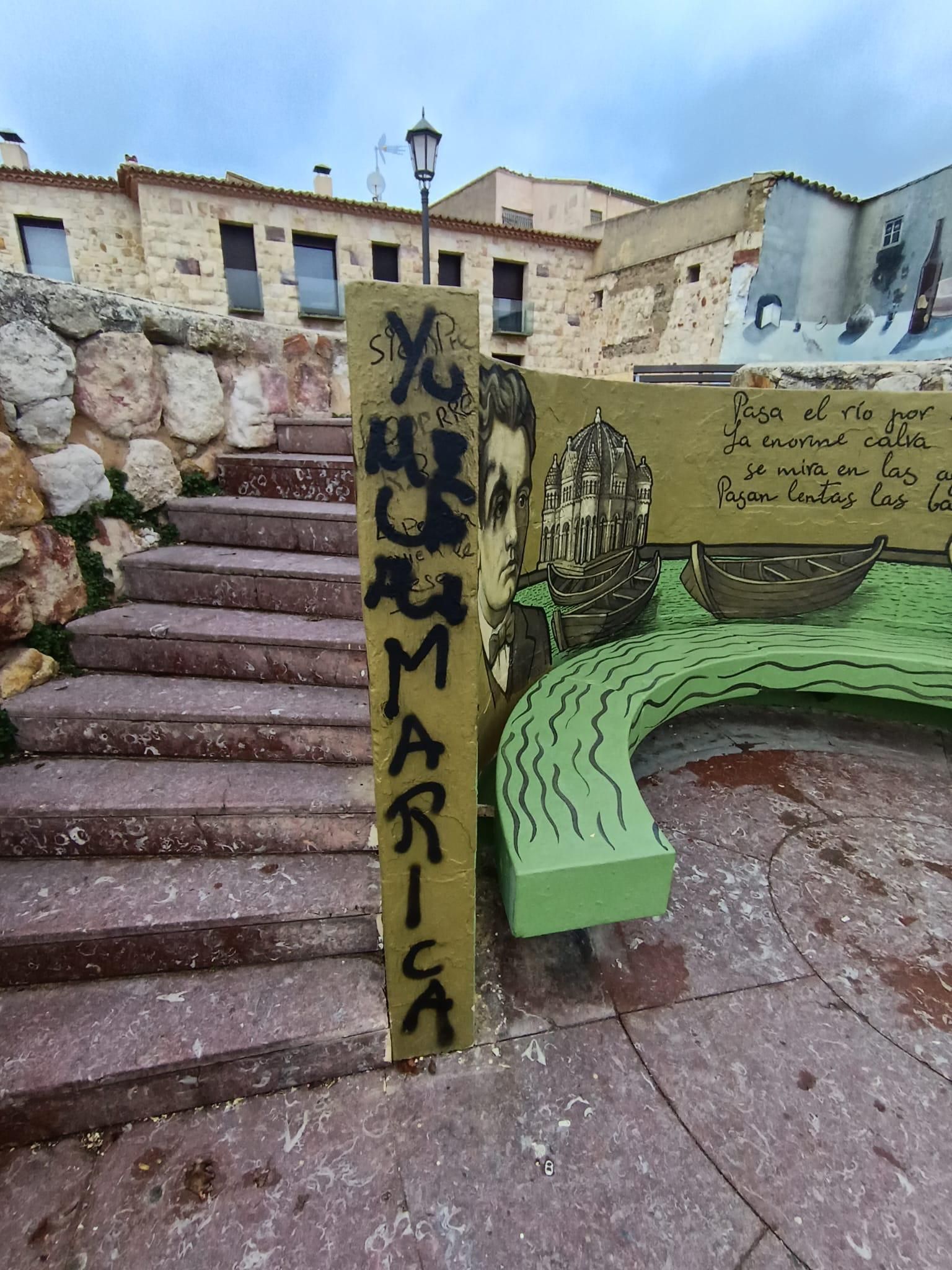 Pintadas en el mural homenaje al poeta Federico García Lorca en Zamora.