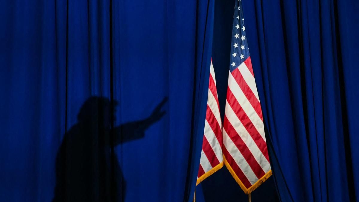Trump se echa a la carretera, azuza el miedo y convierte las legislativas en un plebiscito sobre sí mismo mientras bate récords de impopularidad