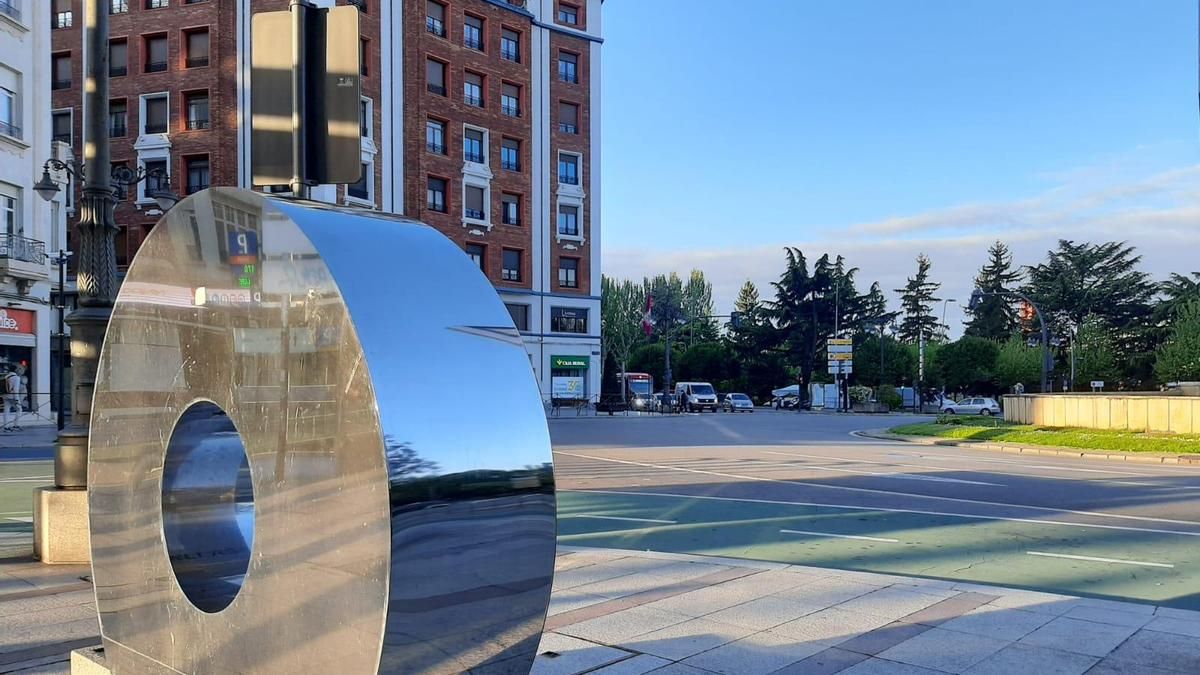 Cielo despejado en la plaza de Guzmán, en León.