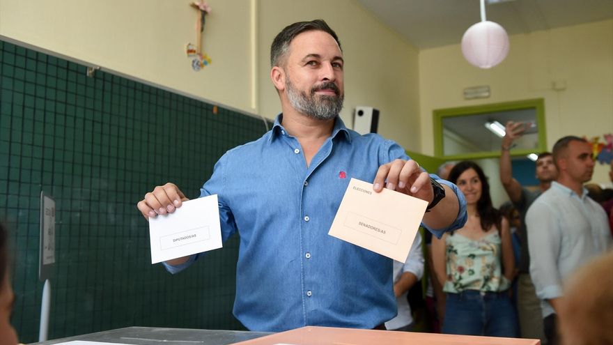 El candidato de Vox a la Presidencia del Gobierno de España, Santiago Abascal, ejerce su derecho a voto para las elecciones generales en el Colegio Cristo Rey, a 23 de julio de 2023, en Madrid (España).