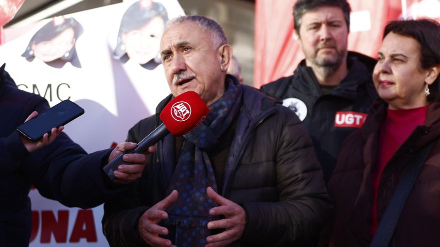 El secretario general de UGT, Pepe Álvarez, atiende a la prensa mientras participa en una concentración que tiene lugar este lunes frente a una de las sedes del Banco Santander en Madrid, en contra de la compensación de la subida salarial pactada por el resto del sector en la reciente reapertura del convenio colectivo para reflejar la inflación. EFE/ Rodrigo Jiménez