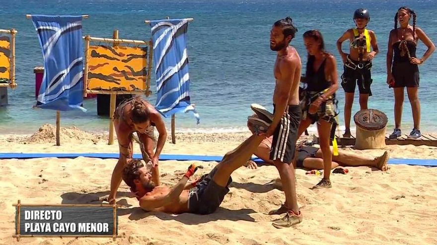 Alejandro Albalá tuvo que ser atendido por sus compañeros de 'Supervivientes' tras acabar exhausto una prueba