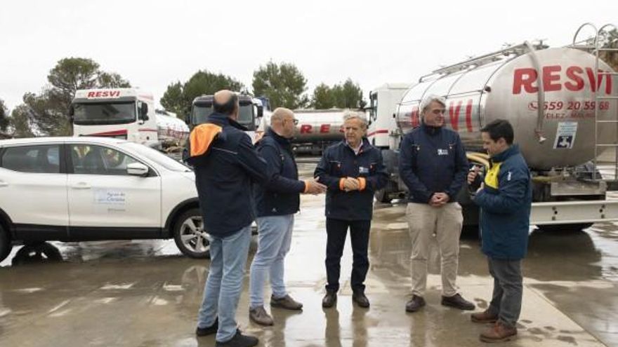 Camiones cisterna para llevar agua a Rute e Iznájar tras declararse no apta para el consumo