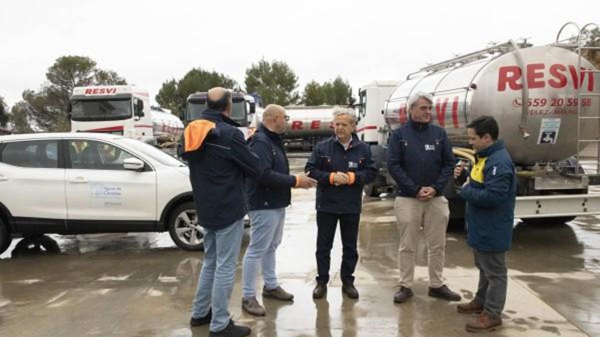 Camiones cisterna para llevar agua a Rute e Iznájar tras declararse no apta para el consumo