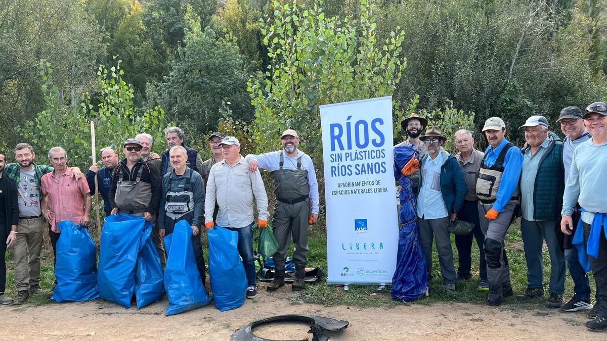 Recogida de residuos en el Sil en Ponferrada dentro de la campaña 'Ríos sin plásticos, ríos sanos'.