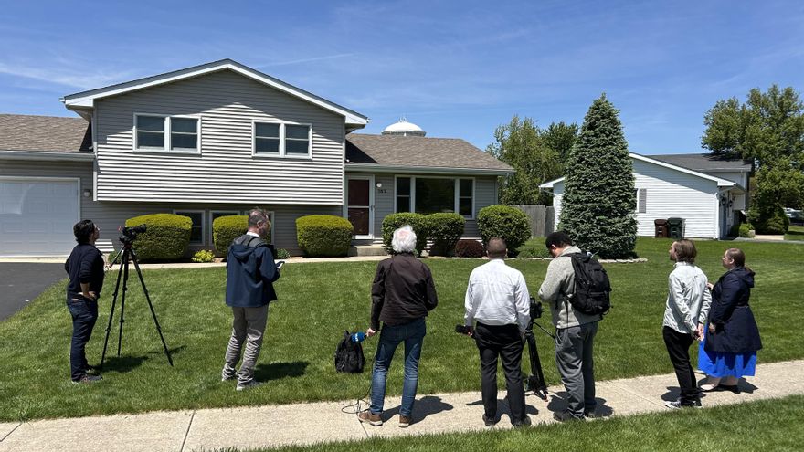 John, el discreto y orgulloso hermano del papa León XIV, camino a Roma para felicitarlo