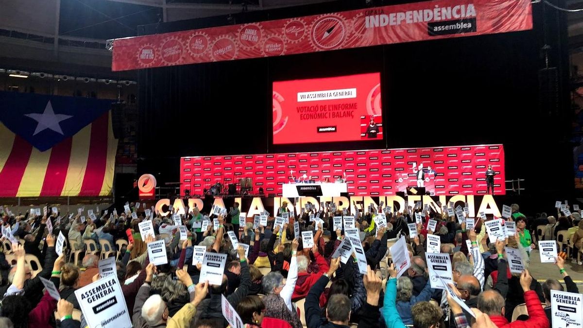 La ANC aprueba su hoja de ruta: unilateralidad si el independentismo supera el 50% de votos
