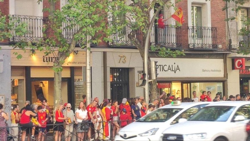 Aficionados españoles esperan a la selección en la calle Pricesa de Madrid