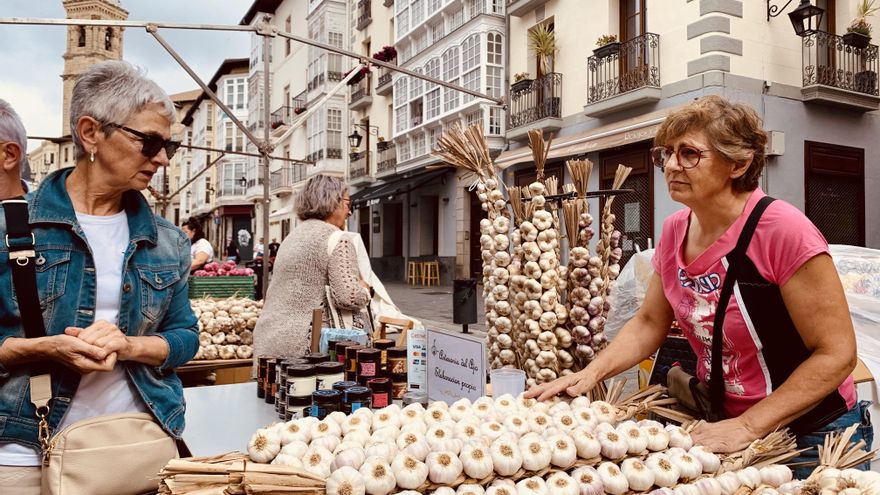 Blusas y neskak ensayan las fiestas de Vitoria en un gran día de espíritu rural, barricas y paseíllos