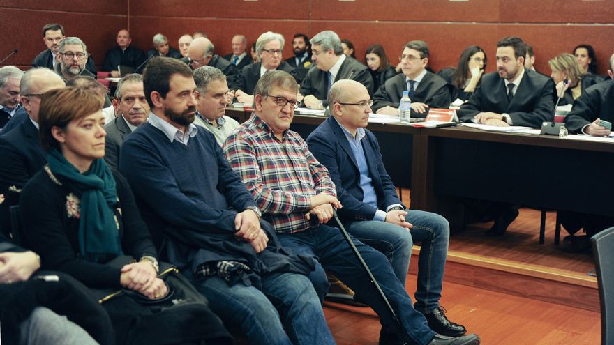 La Fiscalía pide que la esposa de De Miguel entre en la cárcel por corrupción y ella quiere librarse hasta de las multas