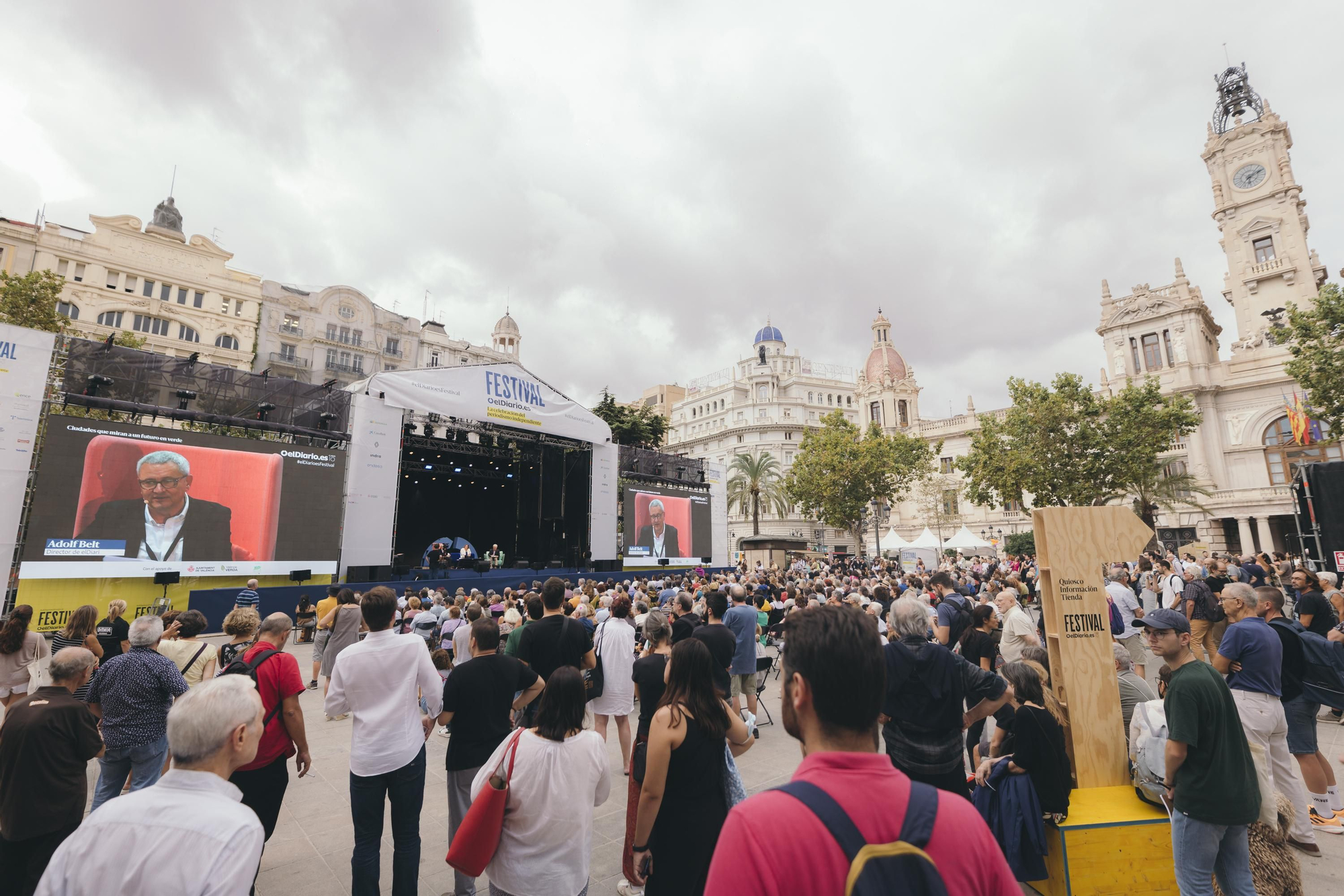 El público llena la Plaza del Ayuntamiento para escuchar a su alcalde, Joan Ribó, y a su homónima en Barcelona, Ada Colau