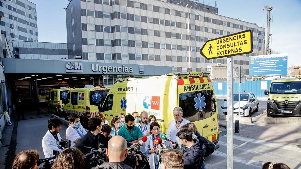 Las Urgencias en el Hospital La Paz están "al límite": el doble de pacientes y 100 camas retiradas en verano