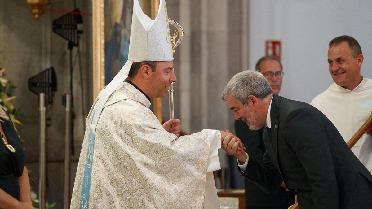 El presidente de Canarias, Fernando Clavijo (d), saluda al obispo de Tenerife, Eloy Alberto Santiago (i), durante la festividad de Nuestra Señora de Candelaria, patrona general del archipiélago canario.