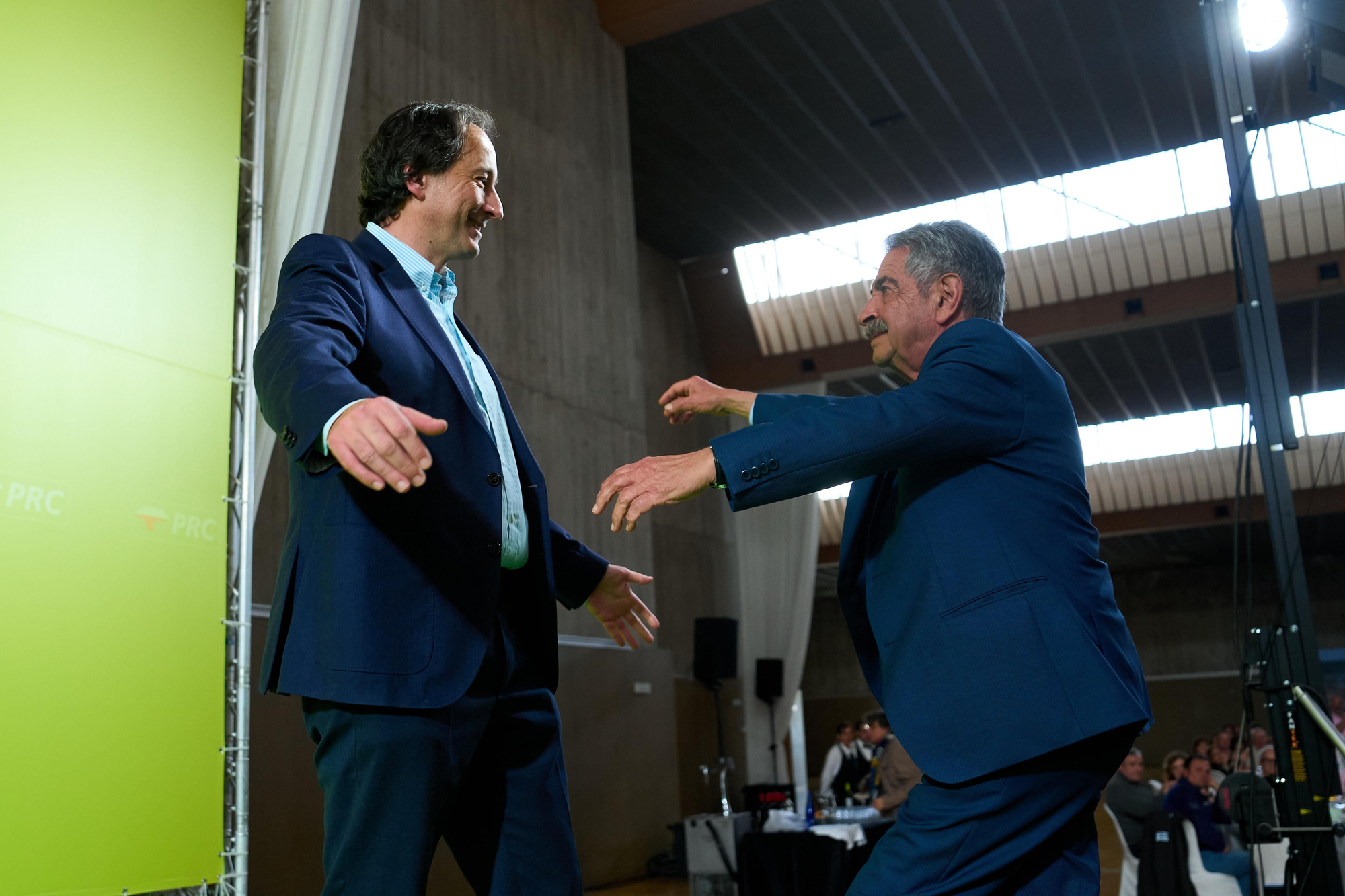 Revilla abraza a Gochicoa en el acto de homenaje tras su cese como consejero.