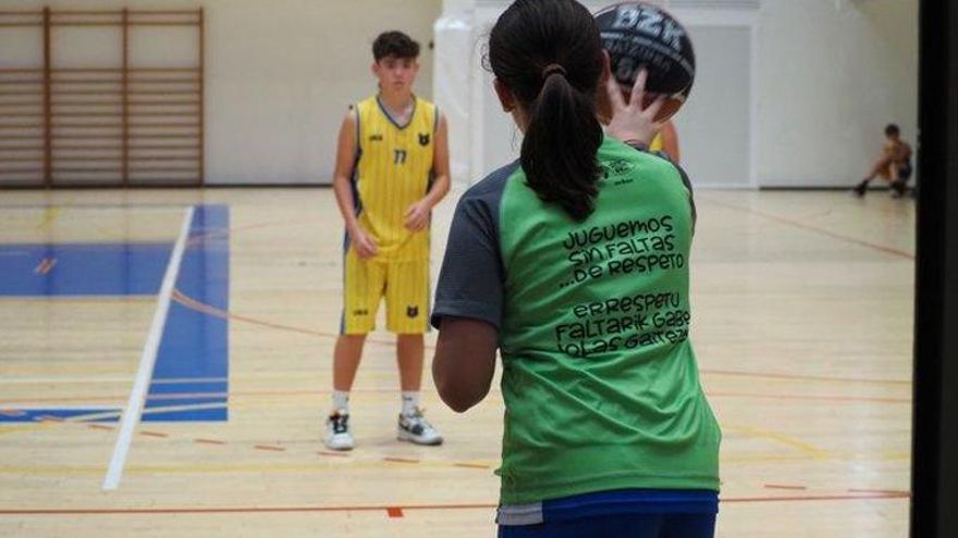 Arbitraje participativo, el baloncesto navarro enseña a los jugadores a pitar ante la escasez de jueces