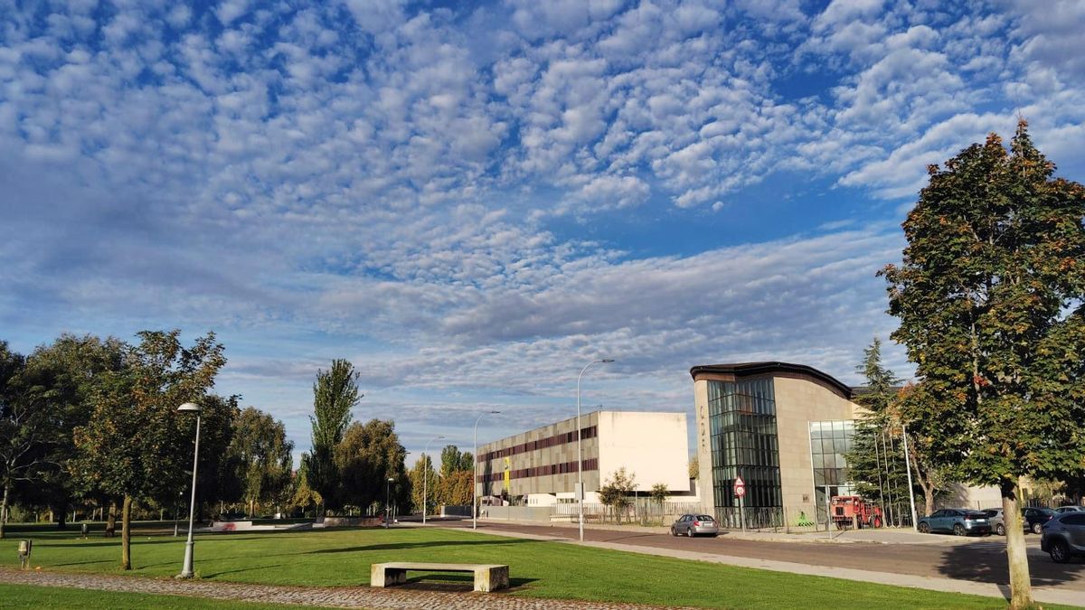 Cirrocúmulos vistos desde uno de los parques de Eras de Renueva de León.