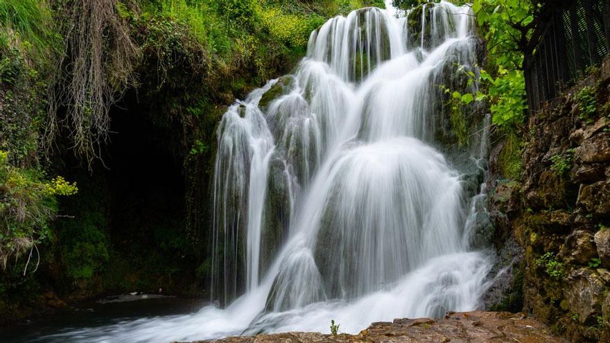 Antigua hospedería de peregrinos, este pueblo burgalés alberga cascadas, aguas turquesas y varias leyendas