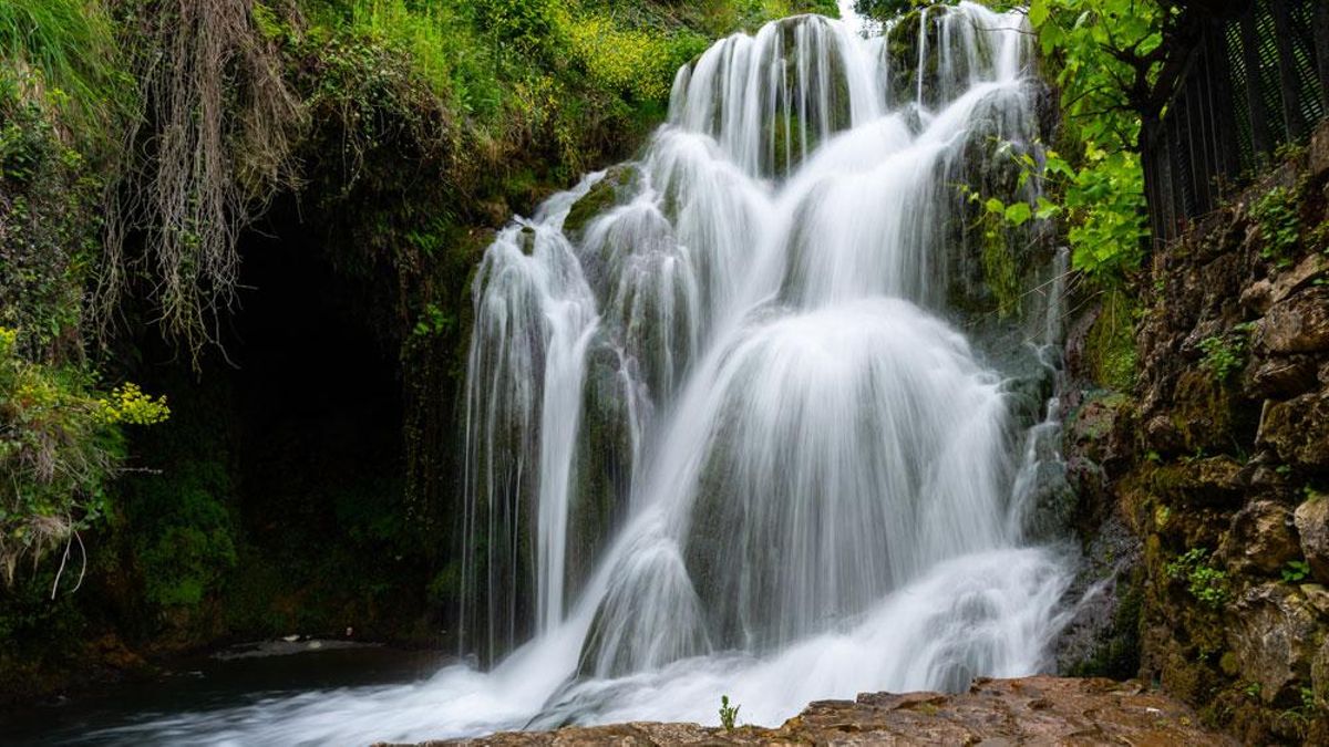 Antigua hospedería de peregrinos, este pueblo burgalés alberga cascadas, aguas turquesas y varias leyendas