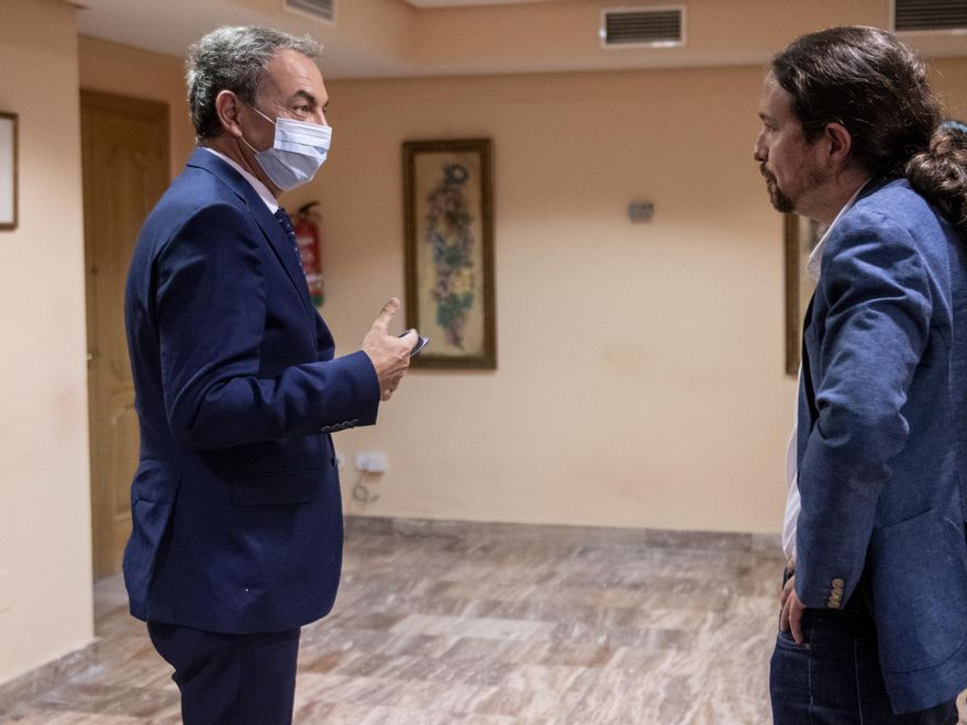 El vicepresidente del Gobierno, Pablo Iglesias, y el expresidente, José Luis Rodríguez Zapatero, durante un receso de los cursos de verano de la UCM en El Escorial.