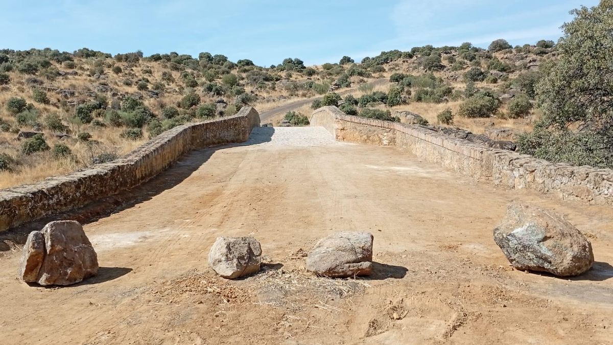 Puente cortado en la zona de acceso a la vía ferrata de Santa Ana de Pusa, en Toledo